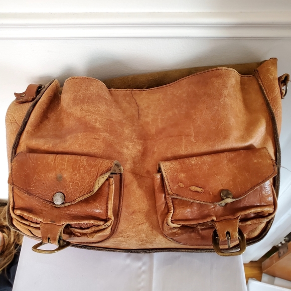 70's unisex distressed leather bag - Picture 6 of 8